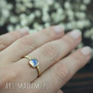 złoty pierścionek z kamieniem księżycowym, pierścionek z niebieskim