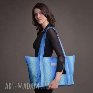 duża torba pikowana z materiału w kolorze błękitno - turkusowym, torebka na ramię