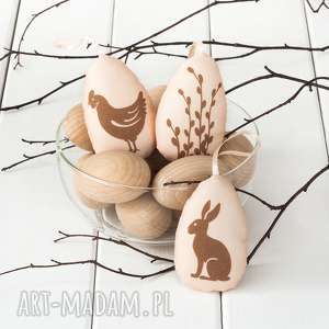 handmade dekoracje wielkanocne jajka wielkanocne, beżowe pisanki z grafiką