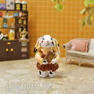 króliczek z książką, królik w ubraniu miniaturowa figurka miłośników