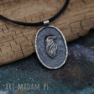 Owalny wisior ze srebrnym krukiem, biżuteria ze zwierzętami