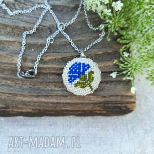 retro duch wisiorek z haftowanym chabrem kwiatowa biżuteria chaber