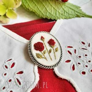 Broszka haftowana Bordowe róże ogrodowe w stylu retro, kwiaty lata