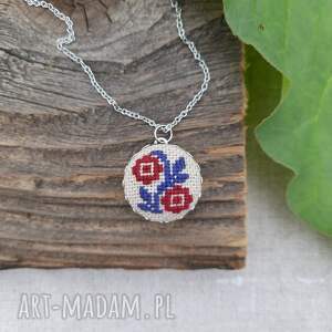 Wisiorek z haftem karpackim, haft karpacki, haftowany