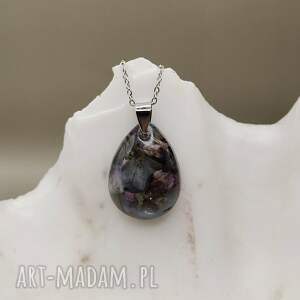 wisiorek z żywicy zatopionymi suszonymi kwiatami - kropla nocy, prezent