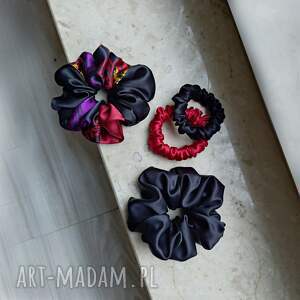 Prezent Kolor i czerń 2 - zestaw czterech jedwabnych scrunchie