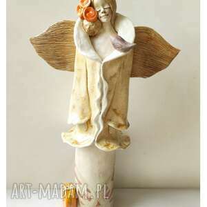 handmade ceramika anioł z kuferkiem beżowy