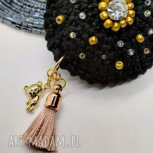 czarny breloczek szydełkowy z misiem, zawieszka szydełkowa