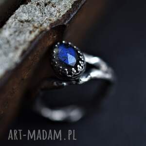 pierścionek z niebieskim labradorytem