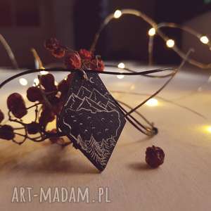 handmade naszyjniki drewniany wisior grawerowany, moonlight minimalist art