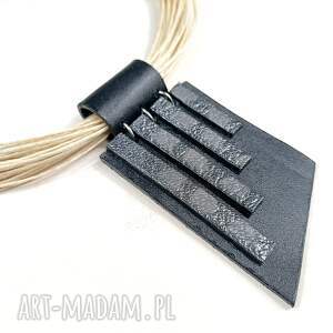 Czarno - szara geometryczna zawieszka z naturalnej skóry na lnie, naturalny naszyjnik, skórzana bizuteria