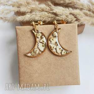 Prezent z kwiatami białej gipsówki, kolczyki księżyc