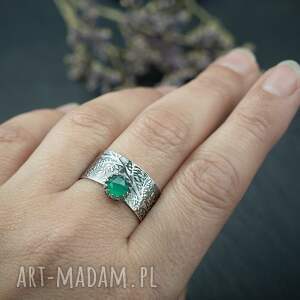 srebrna szeroka obrączka z wzorem liści i zielonym chalcedonem, pierścionek z zielonym