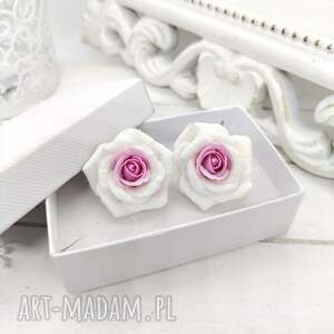 wiszące kolczyki róże 2,5 cm, białe z różowym środkiem, romantyczne