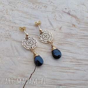 ażurowe złoto z kroplą czerni - Biżuteria kolczyki