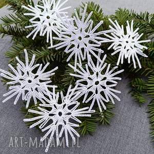 pomysł na świąteczny upominek Zestaw białych nowoczesnych śnieżynek