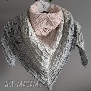 Prezent Ręcznie szydełkowana chusta trójkątna Subtelna, jasna