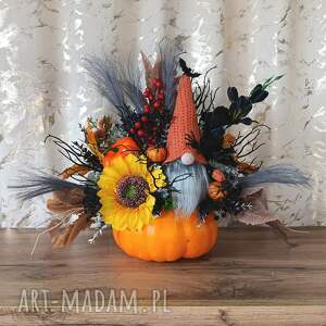 dekoracja jesienna na halloween stroik jesienny z halloweenowym skrzatem