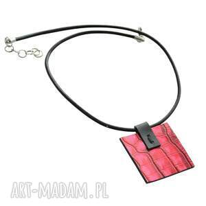 czerwono - wiśniowa zawieszka skórzana na rzemieniu, naszyjnk ze skóry i stali