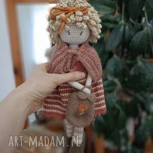 Szydełkowa lalka w pelerynce, dla dziewczynki, na szydełku