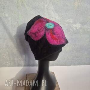 ruda klara czapka wełniana filcowana zimowa czarna handmade w kwiaty