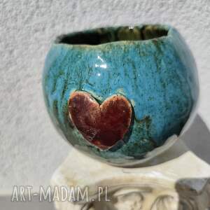 Turkusowa donica-osłonka ceramiczna na kwiaty z serduszkiem