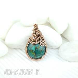 blue pearl art wisiorek z zielonym agatem wire wrapping, biżuteria artystyczna