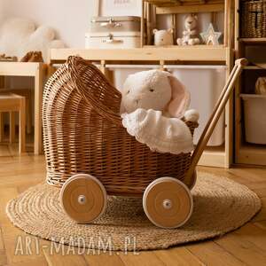 piękny wózek wiklinowy dla lalek pchacz w kolorze naturalnym, pokój dziewczynki