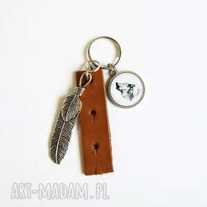 breloczek - wilk, piórko, rzemień kluczy, skórzany, prezent