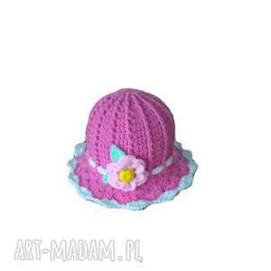 kapelusik dla dziewczynki z włoczki akrylowej różowy, wiosenny