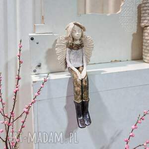 Anioł ceramiczny siedzący, figurka
