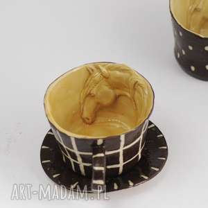 ceramiczna filiżanka z koniem miodowo - brązowa w kratkę, artystyczna prezent