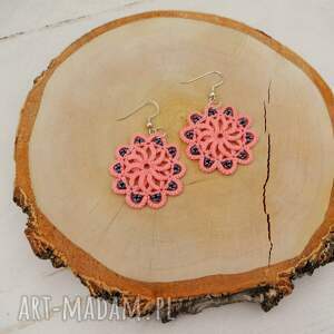 Okrągłe, różowe z koronki frywolitkowej, kolczyki