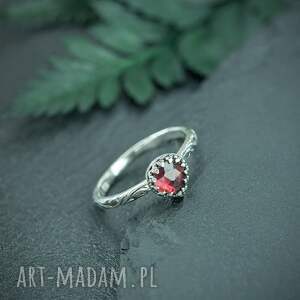 srebrny pierścionek zdobiona obrączka flora z granatem, czerwonym