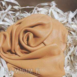 ewaczar broszka z naturalnej skóry, prezenty dla mamy i babci, zapinki