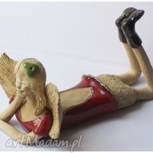 handmade ceramika anioł leżący z zielonym kwiatkiem