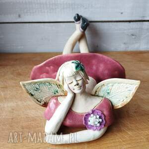 ręczne wykonanie ceramika anioł w pąsowych kolorach