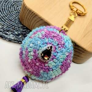 Brelok szydełkowy fioletowo niebieski z kryształkiem