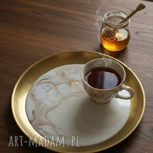 elegancka taca z żywicy epoksydowej - biel złoto brązowymi akcentami
