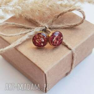 kolczyki sztyfty z żywicy zatopionymi płatkami róży, prezent