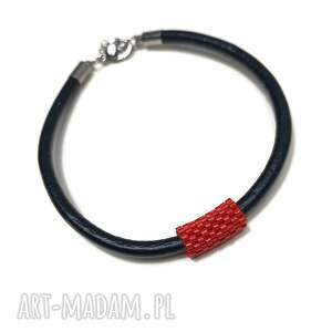 Prezent Czarna minimalistyczna bransoletka skórzana z czerwonym
