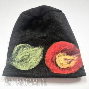 czapka wełniana filcowana zimowa czarna handmade w kwiaty na podszewce - rozmiar