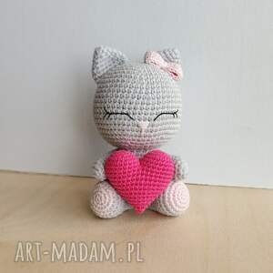els handmade kotek z różowym serduszkiem szydełku, walentynki