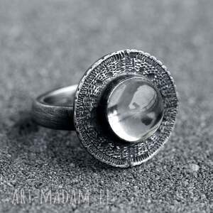 srebrny pierścionek tribal z naturalnym kamieniem, kryształ górski, biżuteria