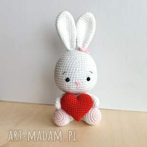 króliczek z czerwonym serduszkiem na szydełku, królik walentynki, walentynki