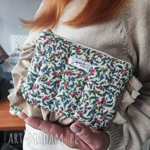 kwiatowa z falbanką, pikowana kosmetyczka, saszetka