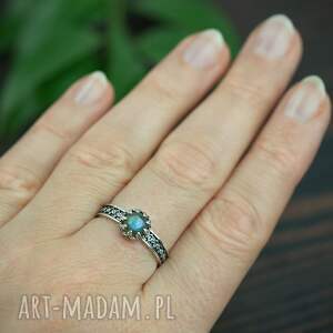 srebrny pierścionek z labradorytem i zdobioną obrączką, niebieskim
