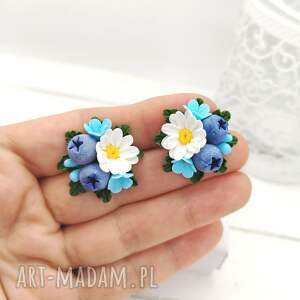Kolczyki sztyfty z rumiankiem, jagodą i niezapominajkami, glina