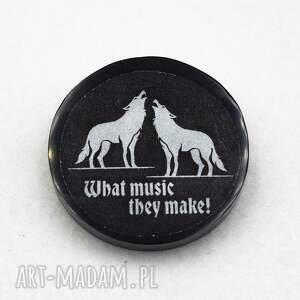 gotycka z żywicy z wilkami pin print Goth 003, przypinka