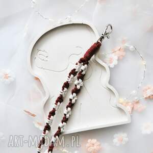 Makramowy breloczek wristlet z kwiatuszkami bordo i ecru